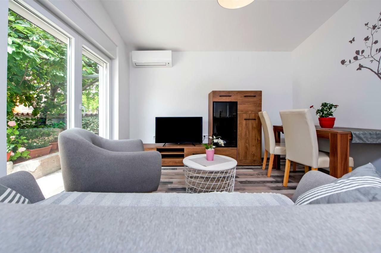 Paola Cozy Apartment Rovinj Exterior photo